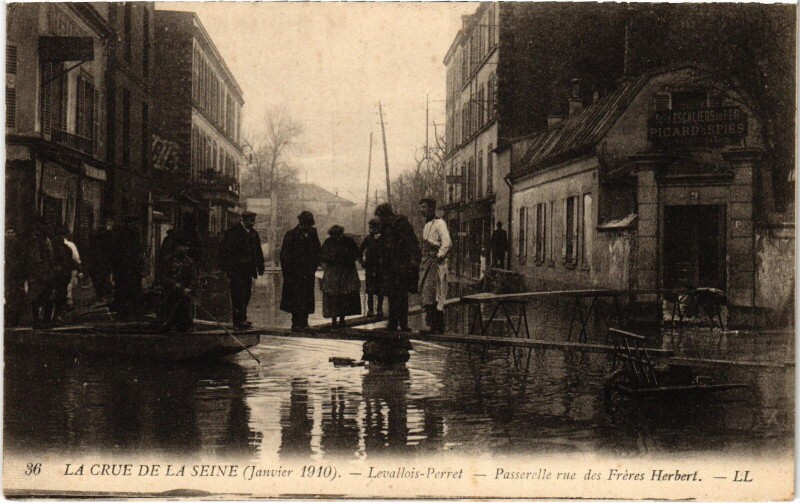 Carte postale ancienne Levallois-Perret Passerelle rue des Freres Herbert France à Levallois-Perret