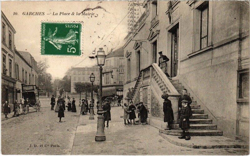 Carte postale ancienne Nanterre La Place et la Mairie France à Nanterre