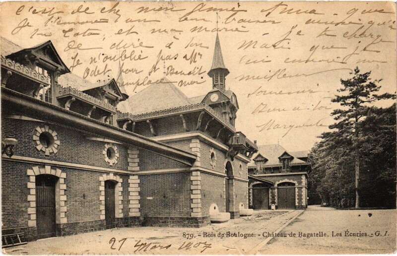 Carte postale ancienne Bois de Boulogne - Château de Bagatelle - Les Ecuries à Paris