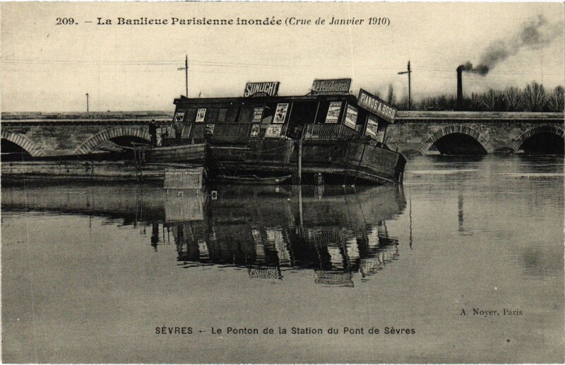 Carte postale ancienne Sevres Le Ponton de la Station du Pont France
