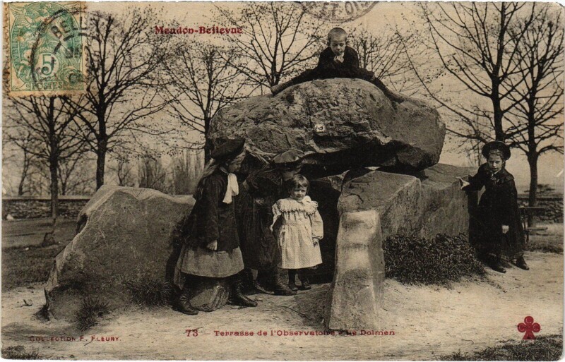 Carte postale ancienne Terrasse de l'Observatoire - Le Dolmen à Meudon