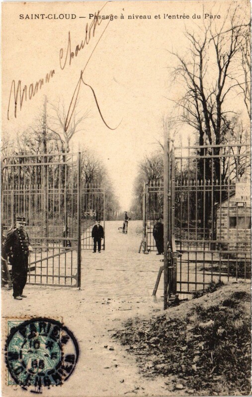 Carte postale ancienne Saint-Cloud Passage a niveau et l'Entree du Parc France à Saint-Cloud
