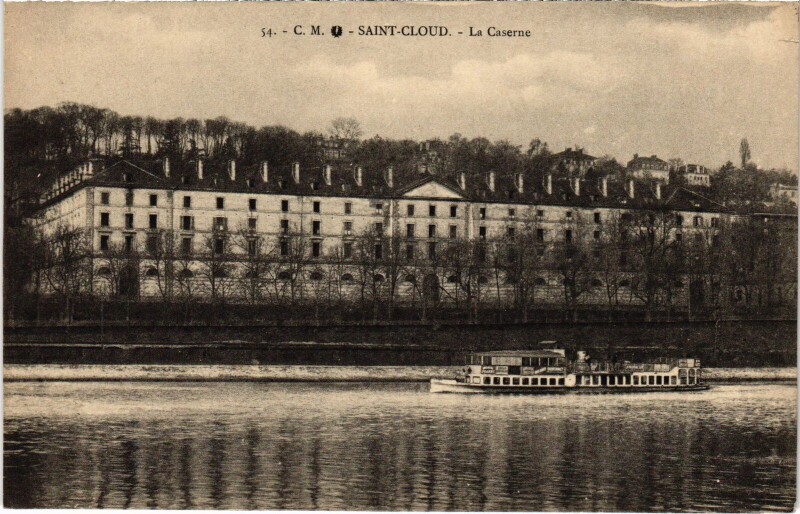 Carte postale ancienne Saint-Cloud La Caserne France à Saint-Cloud
