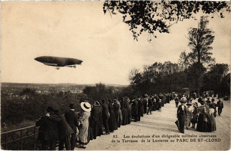 Carte postale ancienne Saint-Cloud Les evolutions d'un dirigeable France à Saint-Cloud