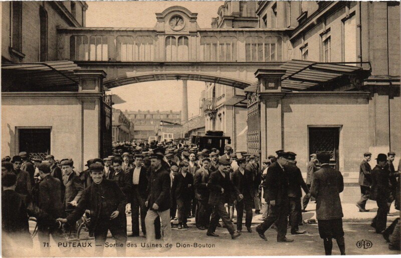Carte postale ancienne Puteaux Sortie des Usines de Dion-Bouton France à Puteaux