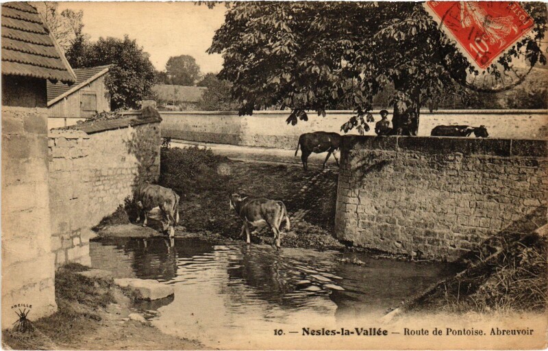 Carte postale ancienne Nesles la Vallee Route de Pontoise, abreuvoir France à Pontoise