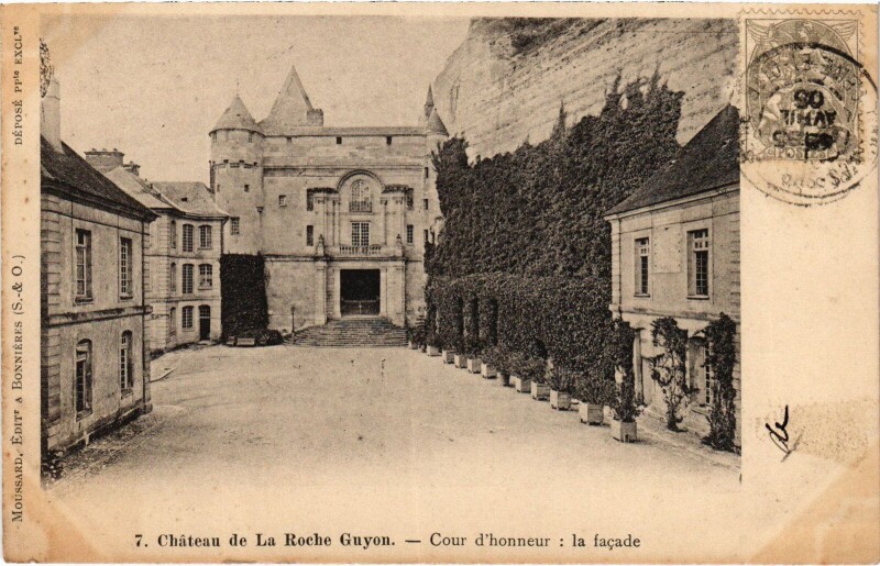 Carte postale ancienne La Roche-Guyon Cour d'honneur, la facade France à La Roche-Guyon