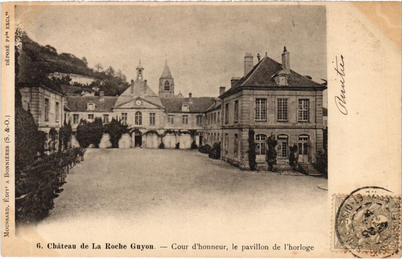 Carte postale ancienne La Roche-Guyon Cour d'honneur, le pavillon de l'horloge France à La Roche-Guyon