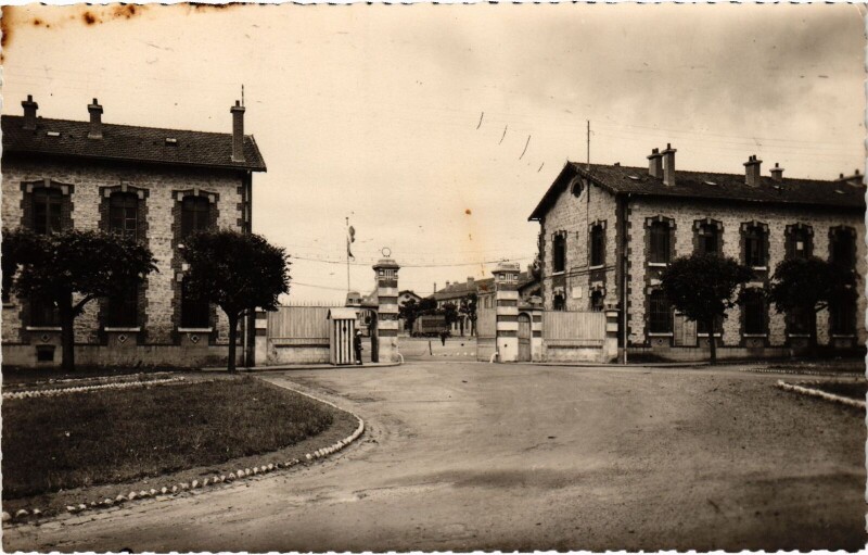 Carte postale ancienne Pontoise L'Entree de la Caserne France à Pontoise