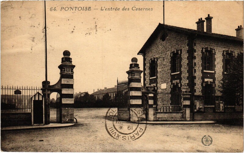 Carte postale ancienne Pontoise L'Entree des Casernes France à Pontoise