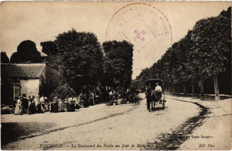 Carte postale ancienne Pontoise Le Boulevard des Fosses un Jour de Marche France à Fosses