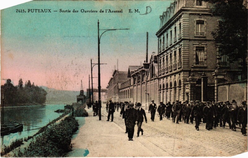 Carte postale ancienne Puteaux Sortie des Ouvriers de l'Arsenal France à Puteaux