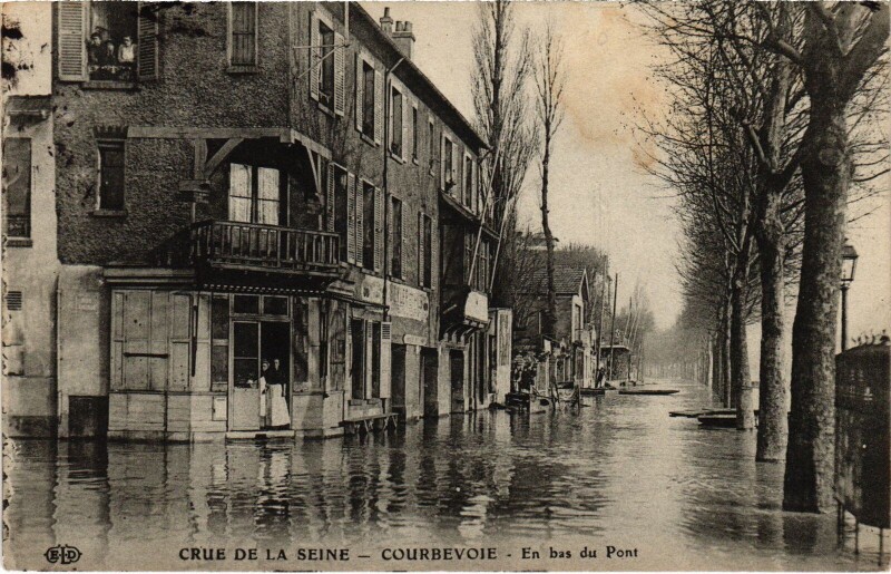 Carte postale ancienne Courbevoie En bas du Pont France à Courbevoie