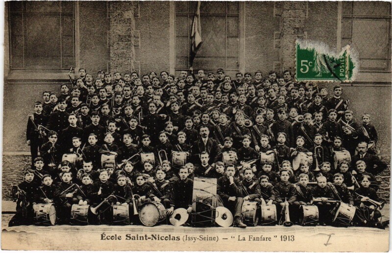 Carte postale ancienne Issy-les-Moulineaux Ecole Saint-Nicolas, La Fanfare France à Issy-les-Moulineaux