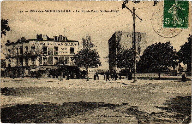 Carte postale ancienne Issy-les-Moulineaux Le Rond-Point Victor Hugo France à Issy-les-Moulineaux