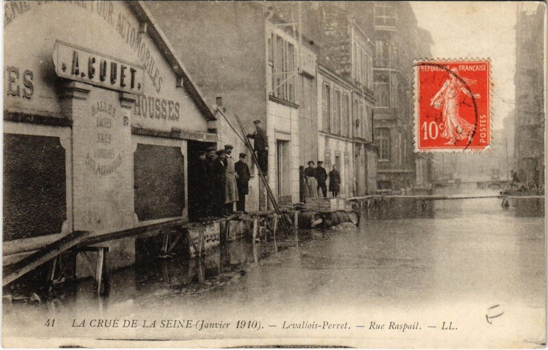 Carte postale ancienne Levallois-Perret Rue Raspail, crue de la Seine France à Levallois-Perret
