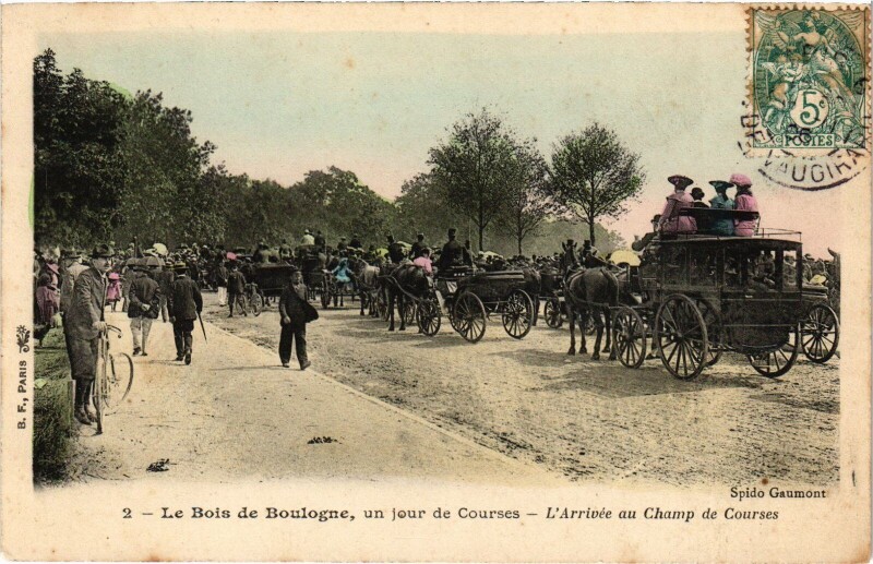 Carte postale ancienne Le Bois de Boulogne, un jour de Courses - L'Arrivée au Champ de Courses à Paris 16e