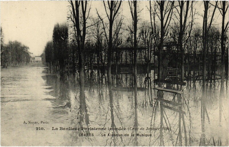 Carte postale ancienne Sevres Le Kiosque de la Musique France