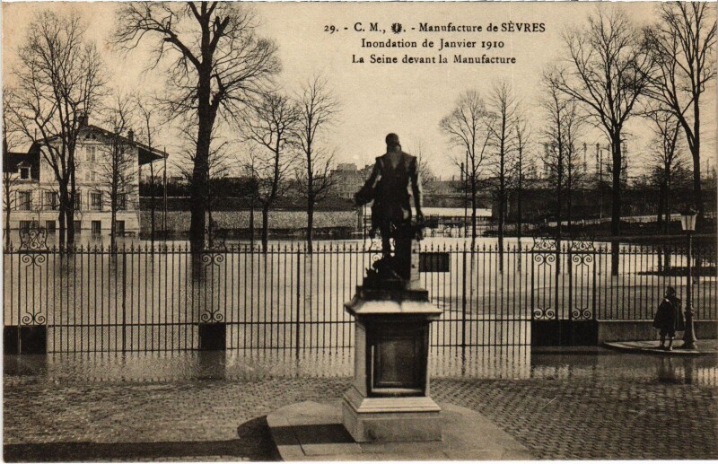 Carte postale ancienne Sevres La Seine davant la Manufacture France