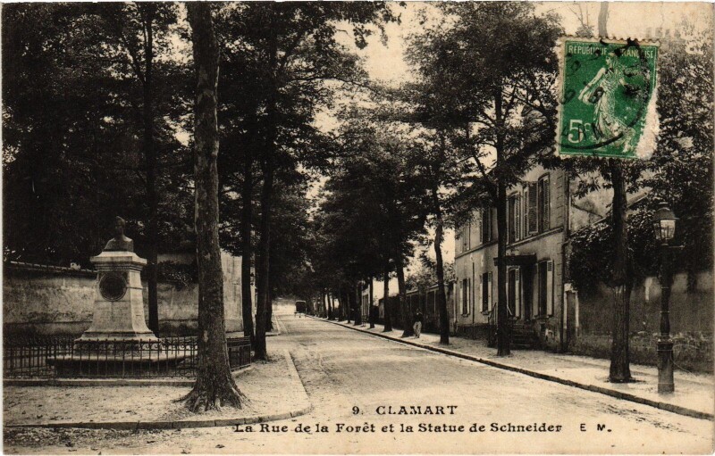 Carte postale ancienne Clamart La Rue de la Foret et la Statue Schneider France à Clamart