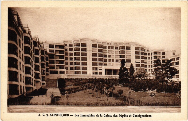 Carte postale ancienne Saint-Cloud Les Immeubles de la Caisse des Depots France à Saint-Cloud
