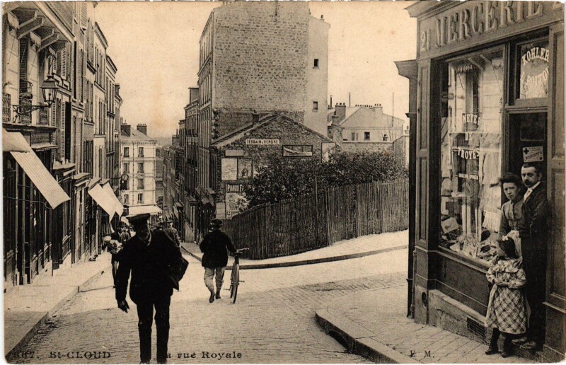 Carte postale ancienne Saint-Cloud La Rue Royale France à Saint-Cloud