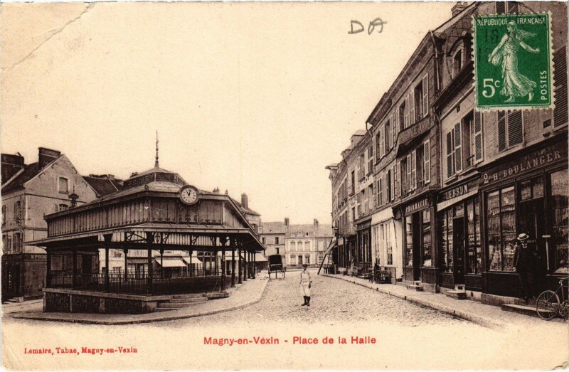 Carte postale ancienne Magny en Vexin Place de la Halle France à Magny-en-Vexin