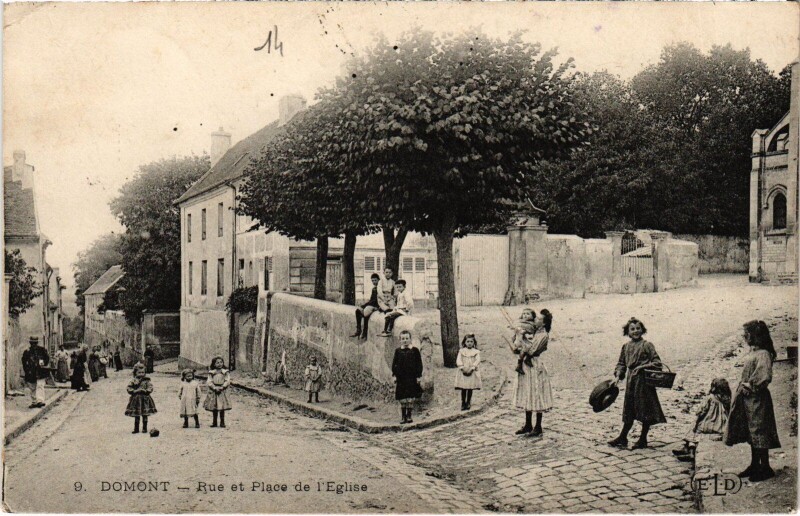 Carte postale ancienne Domont Rue et Place de l'Eglise France à Domont