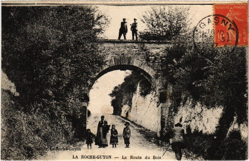 Carte postale ancienne La Roche-Guyon La Route du Bois France à La Roche-Guyon