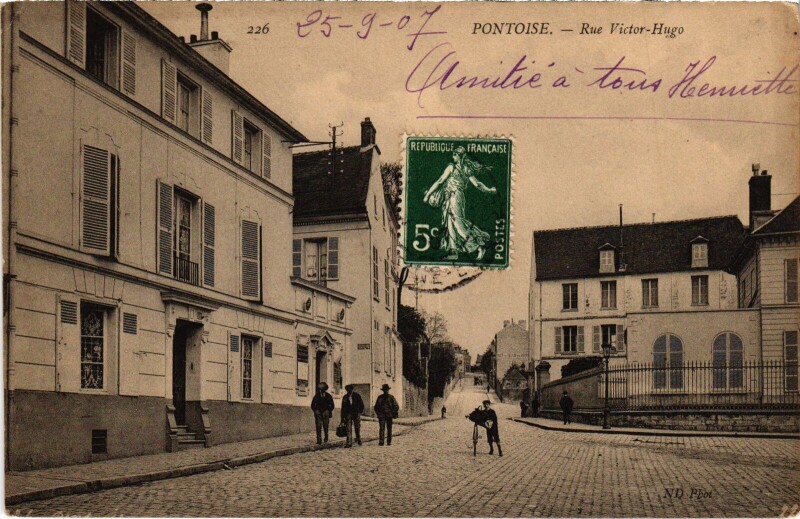 Carte postale ancienne Pontoise Rue Victor-Hugo France à Pontoise