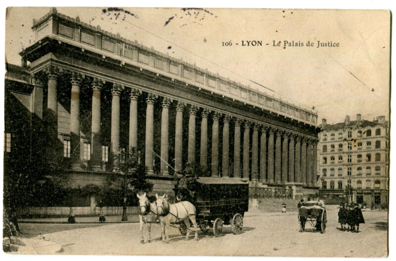 Carte postale ancienne Rhône Lyon Le Palais de Justice animé calèche