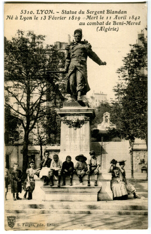 Carte postale ancienne Rhône Lyon Statue du Sergent Blandan animé