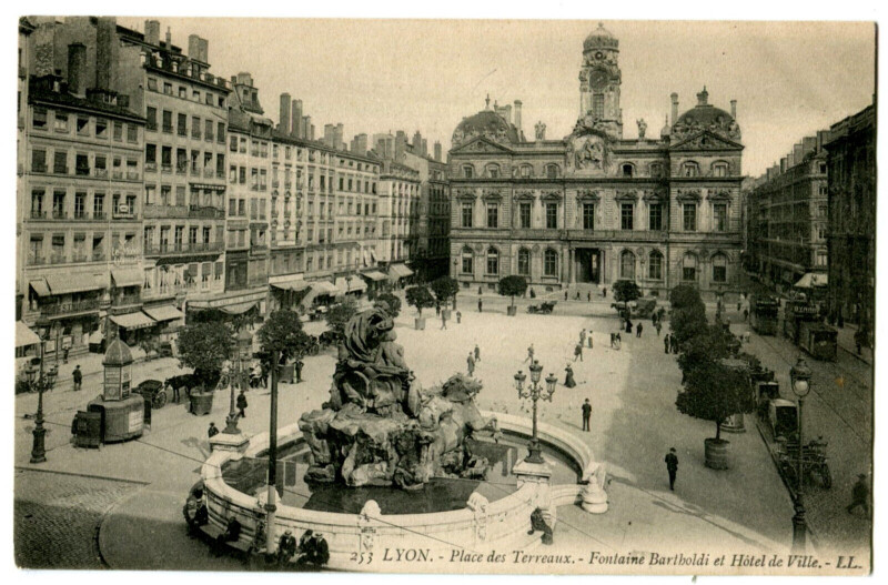 Carte postale ancienne Rhône Lyon Place des Terreaux Fontaine Bartholdi et Hôtel de Ville