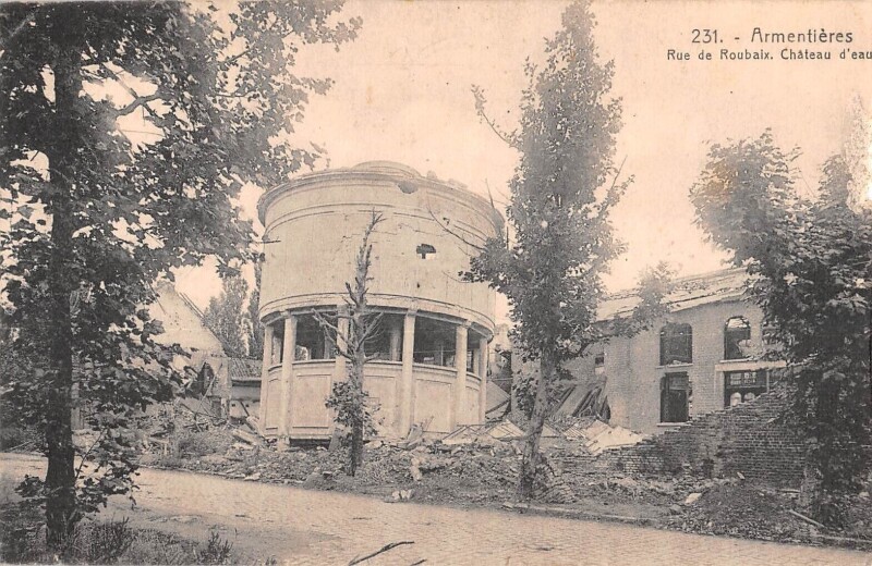 Carte postale ancienne Armentieres Rue De Roubaix Chateau D'Eau à Roubaix