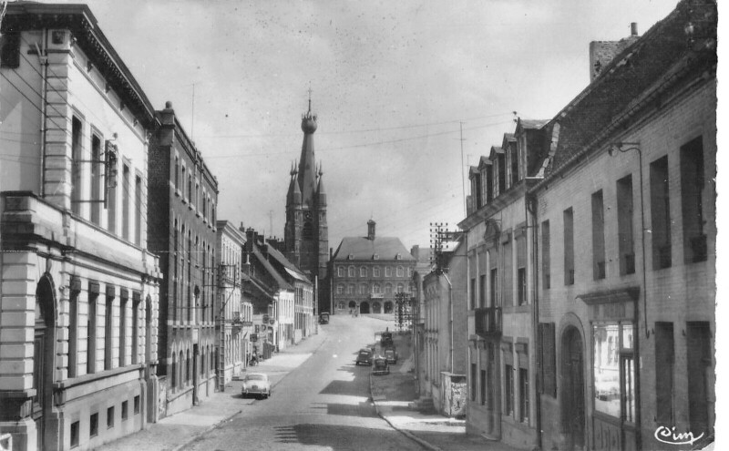 Carte postale ancienne Solre Le Chateau Grand Rue