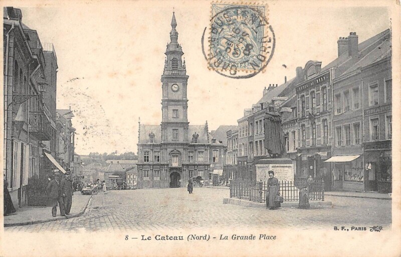 Carte postale ancienne Le Cateau La Grande Place