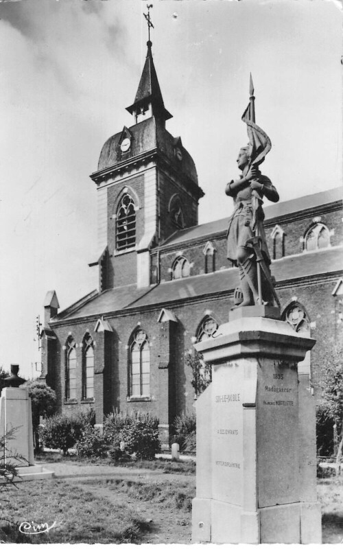 Carte postale ancienne Sin Le Noble Statue Jeanne D'Arc à Sin-le-Noble