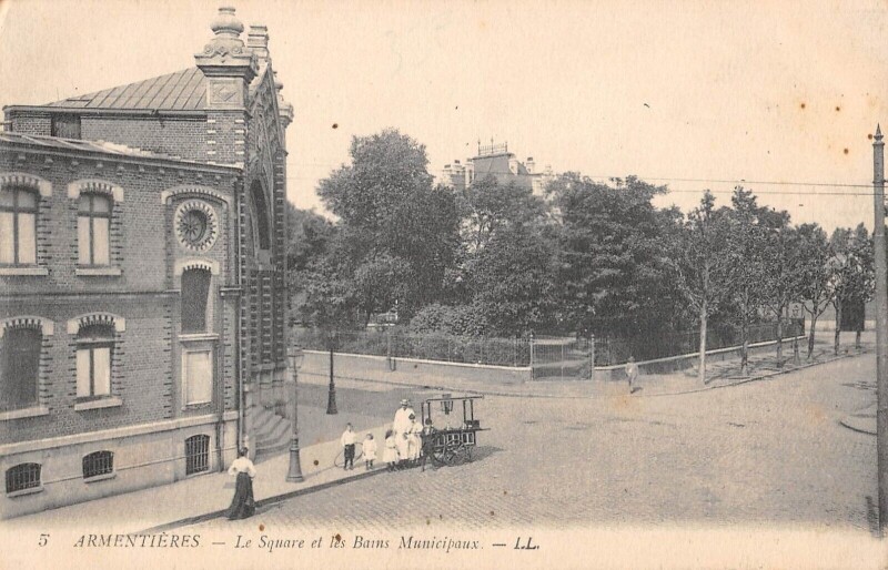 Carte postale ancienne Armentieres Le Square Et Bains Municipaux