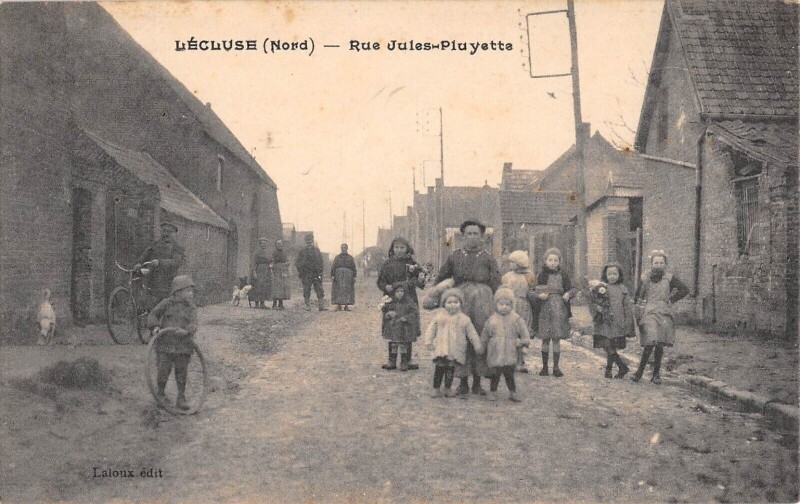 Carte postale ancienne Lecluse Rue Jules Pluyette