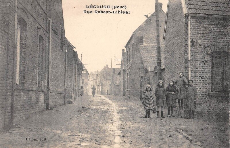 Carte postale ancienne Lecluse Rue Robert Liberal
