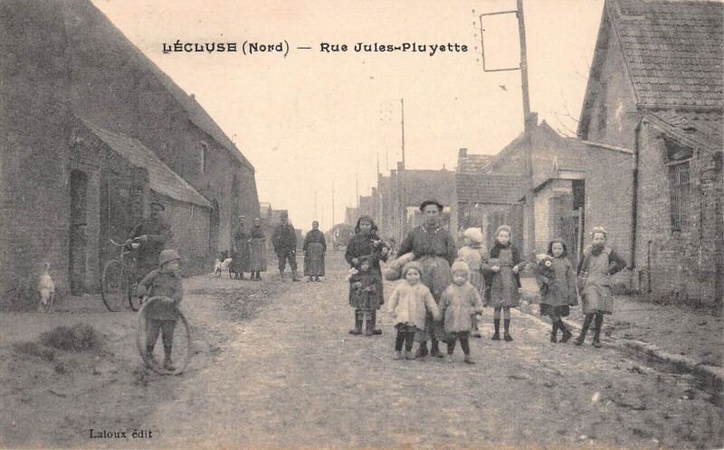 Carte postale ancienne Lecluse Rue Jules Pluyette