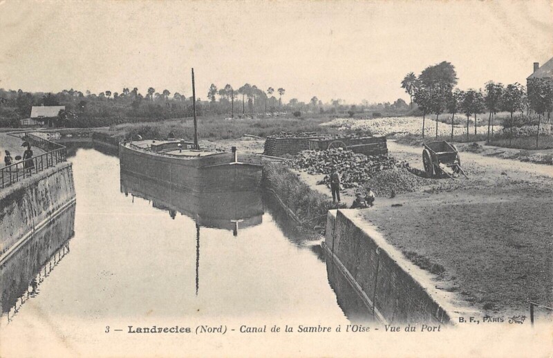 Carte postale ancienne Landrecies Canal De La Sambre A L'Oise Vue Du Port à Landrecies