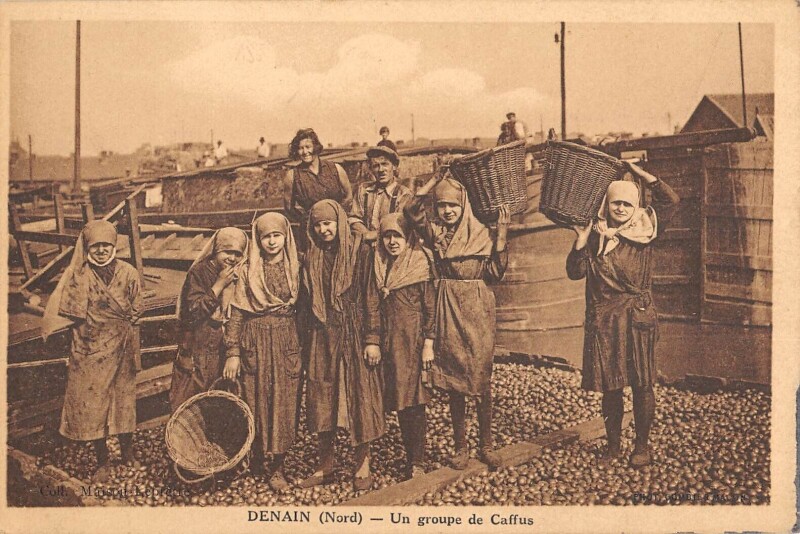 Carte postale ancienne Denain Un Groupe De Caffus à Denain