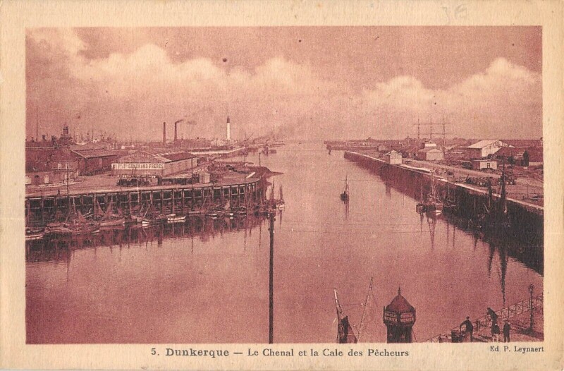Carte postale ancienne Dunkerque Le Chenal Et La Cale Des Pecheurs à Dunkerque