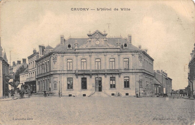 Carte postale ancienne Caudry Hotel De Ville à Caudry