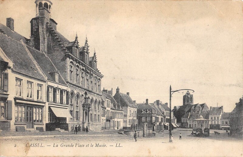 Carte postale ancienne Cassel La Grande Place Et Le Musee à Cassel