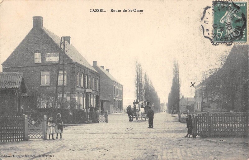 Carte postale ancienne Cassel Route De Saint Omer à Cassel