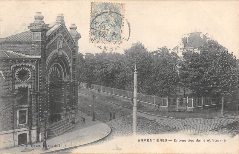 Carte postale ancienne Armentieres Entree Des Bains Et Square