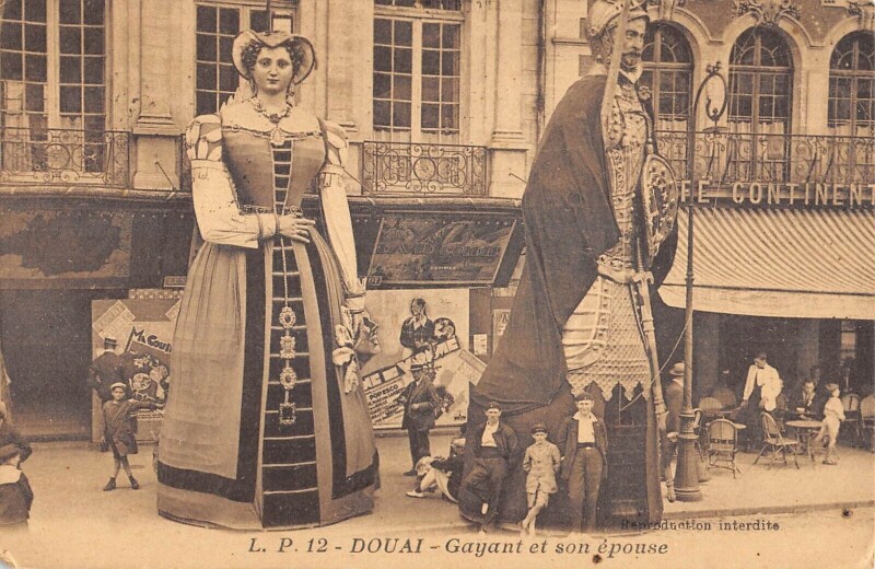 Carte postale ancienne Douai Gayant Et Son Epouse à Douai