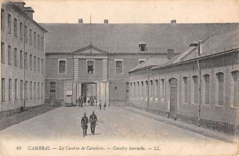 Carte postale ancienne Cambrai Caserne De Cavalerie à Cambrai
